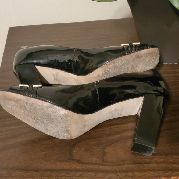 Tahari Black  shiny patent leather open toe shoes size 6M - Picture 4 of 14